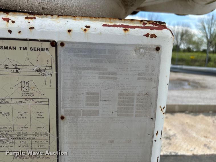 image for item FG0245 2004 Sterling L8500 Series bucket truck