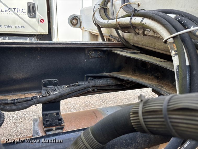 image for item FG0245 2004 Sterling L8500 Series bucket truck