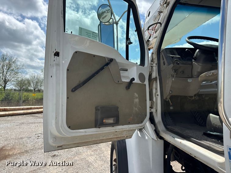 image for item FG0245 2004 Sterling L8500 Series bucket truck