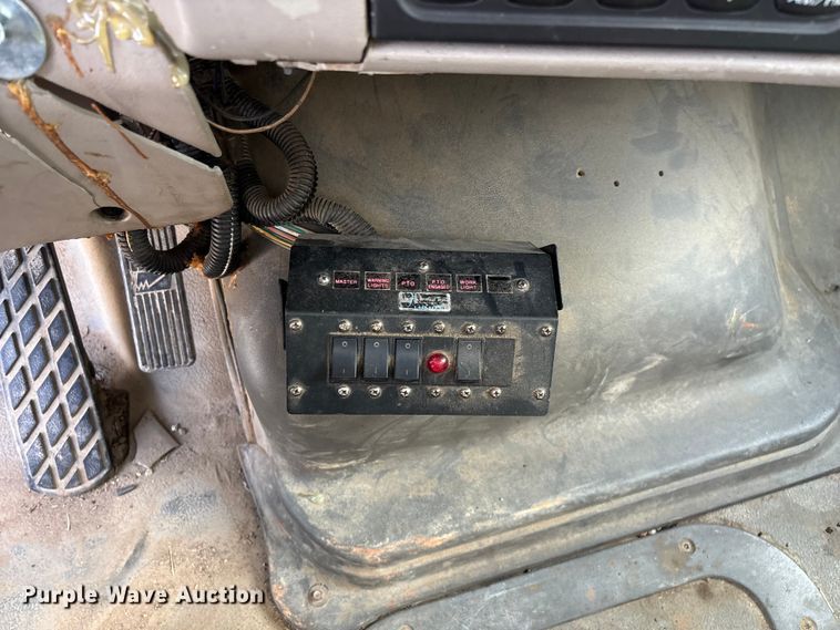 image for item FG0245 2004 Sterling L8500 Series bucket truck