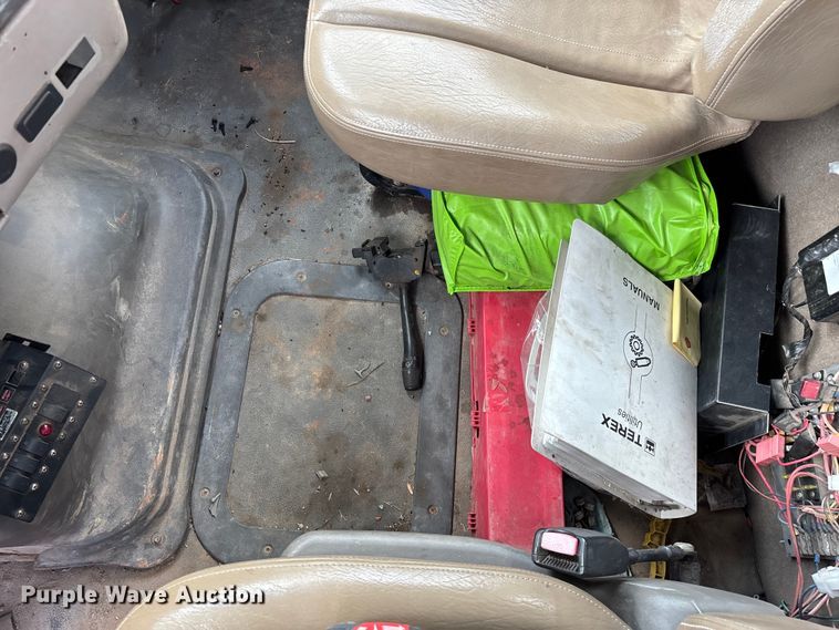 image for item FG0245 2004 Sterling L8500 Series bucket truck