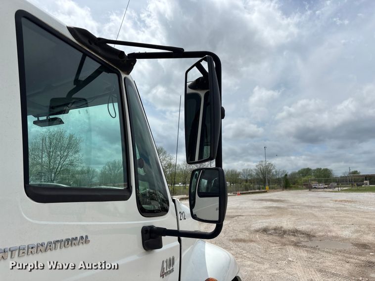 image for item FG0246 2007 International 4100 utility / service truck