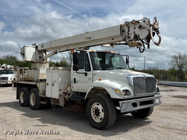 image for item FG0247 2003 International 7400 digger derrick truck