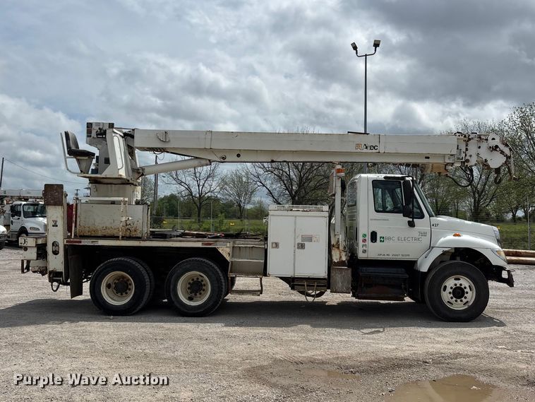 image for item FG0247 2003 International 7400 digger derrick truck