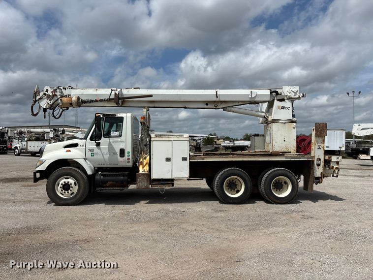 image for item FG0247 2003 International 7400 digger derrick truck