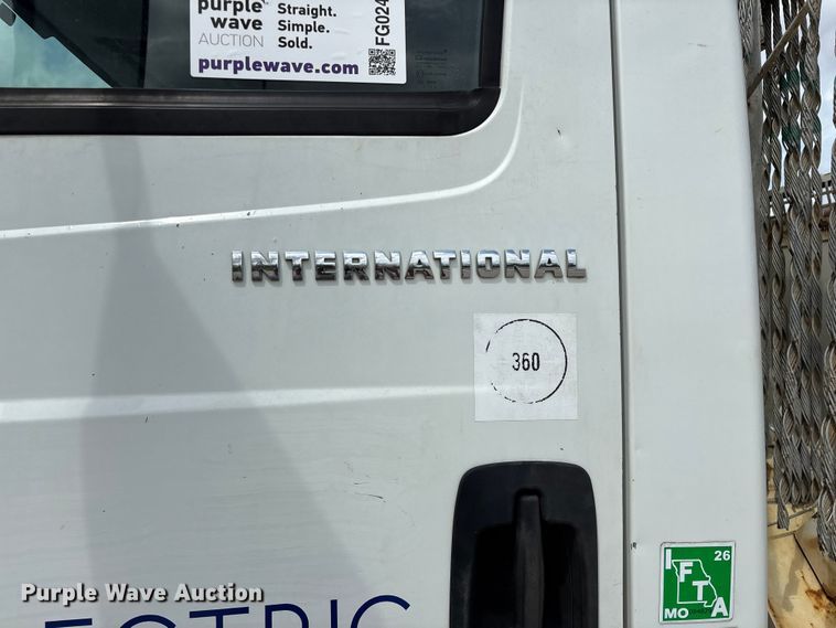 image for item FG0247 2003 International 7400 digger derrick truck