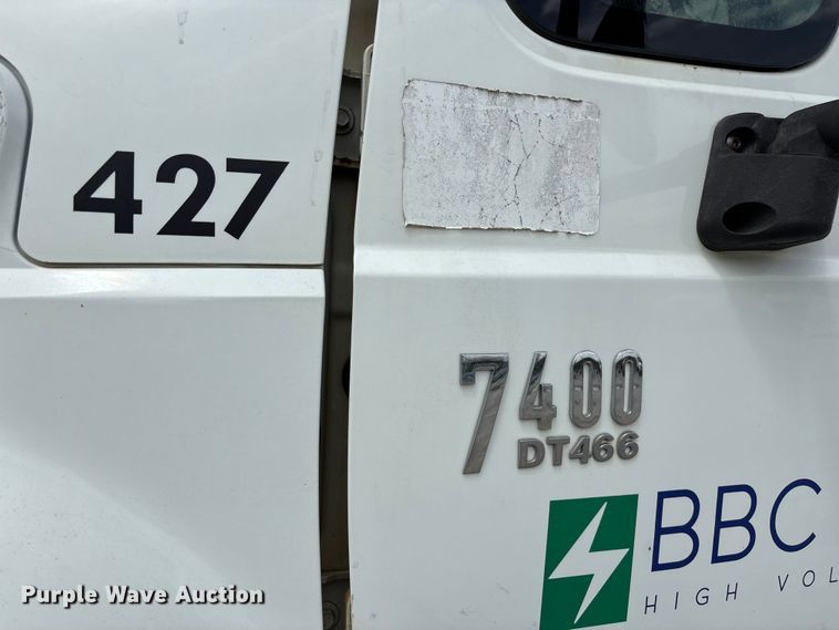 image for item FG0247 2003 International 7400 digger derrick truck