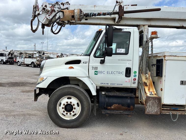 image for item FG0247 2003 International 7400 digger derrick truck