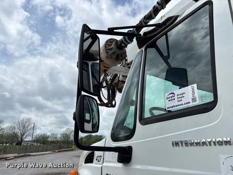 image for item FG0247 2003 International 7400 digger derrick truck