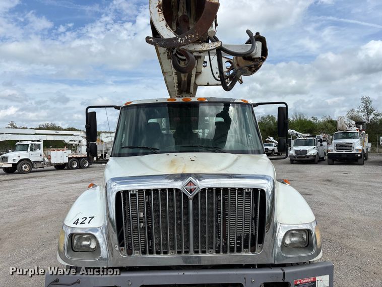 image for item FG0247 2003 International 7400 digger derrick truck