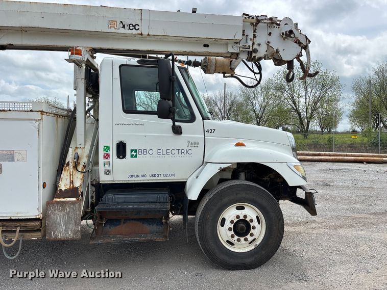 image for item FG0247 2003 International 7400 digger derrick truck