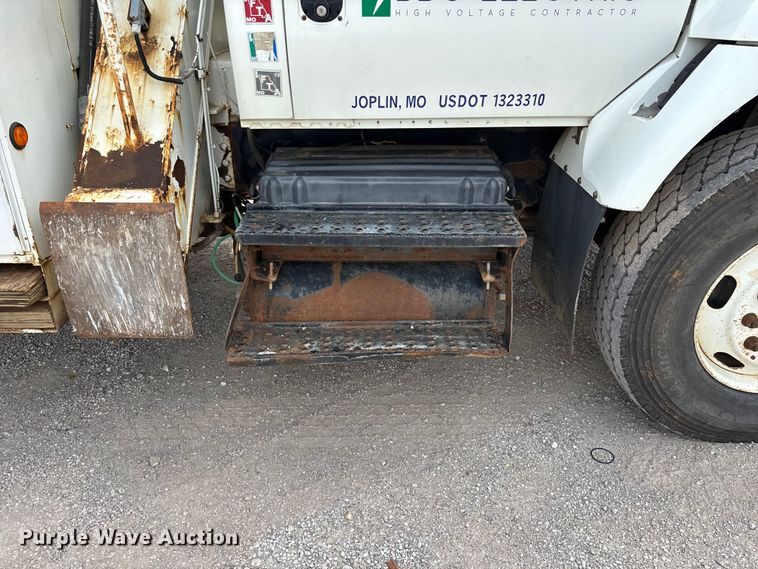 image for item FG0247 2003 International 7400 digger derrick truck