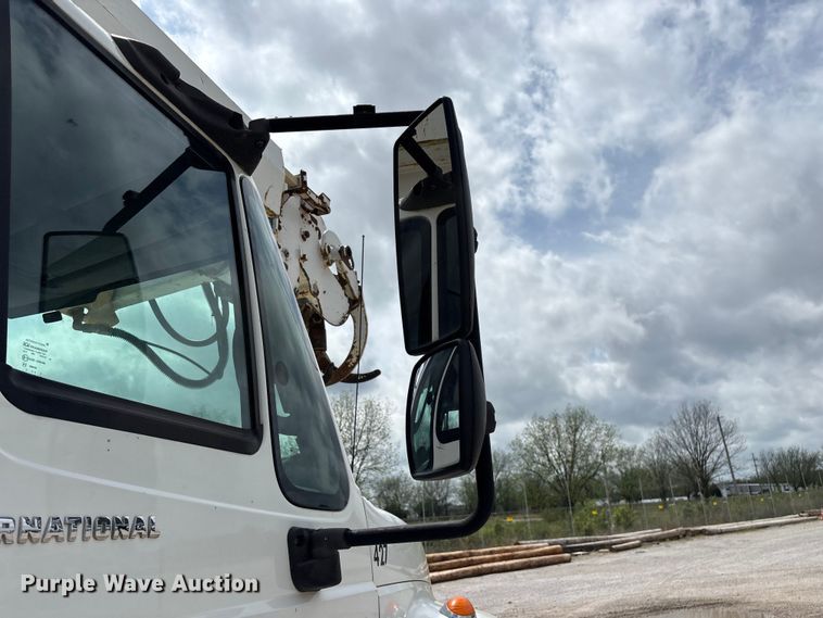 image for item FG0247 2003 International 7400 digger derrick truck