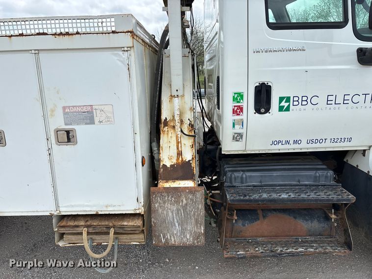 image for item FG0247 2003 International 7400 digger derrick truck