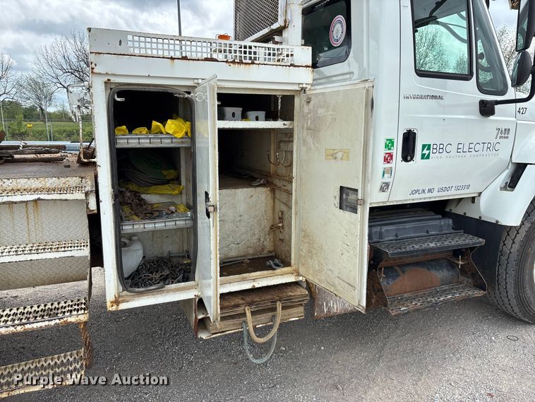 image for item FG0247 2003 International 7400 digger derrick truck