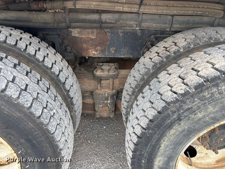 image for item FG0247 2003 International 7400 digger derrick truck