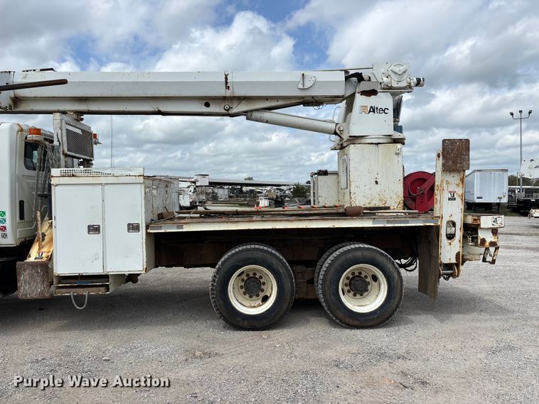 image for item FG0247 2003 International 7400 digger derrick truck