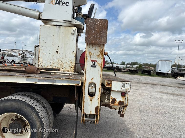 image for item FG0247 2003 International 7400 digger derrick truck