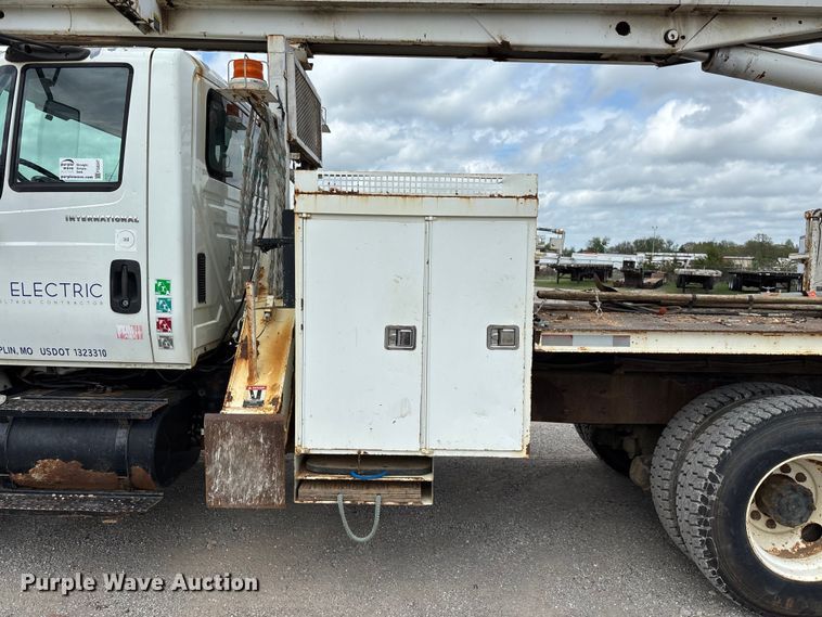 image for item FG0247 2003 International 7400 digger derrick truck