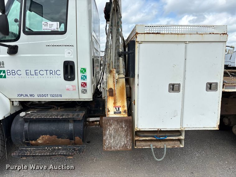 image for item FG0247 2003 International 7400 digger derrick truck