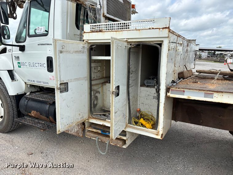 image for item FG0247 2003 International 7400 digger derrick truck