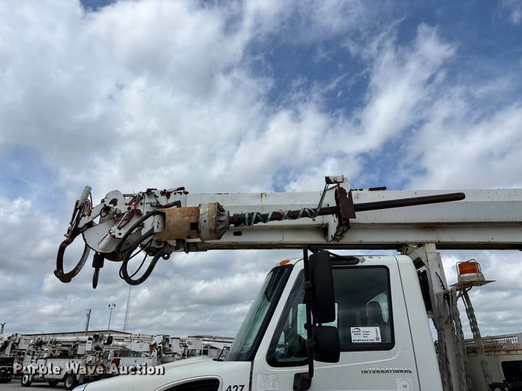 image for item FG0247 2003 International 7400 digger derrick truck