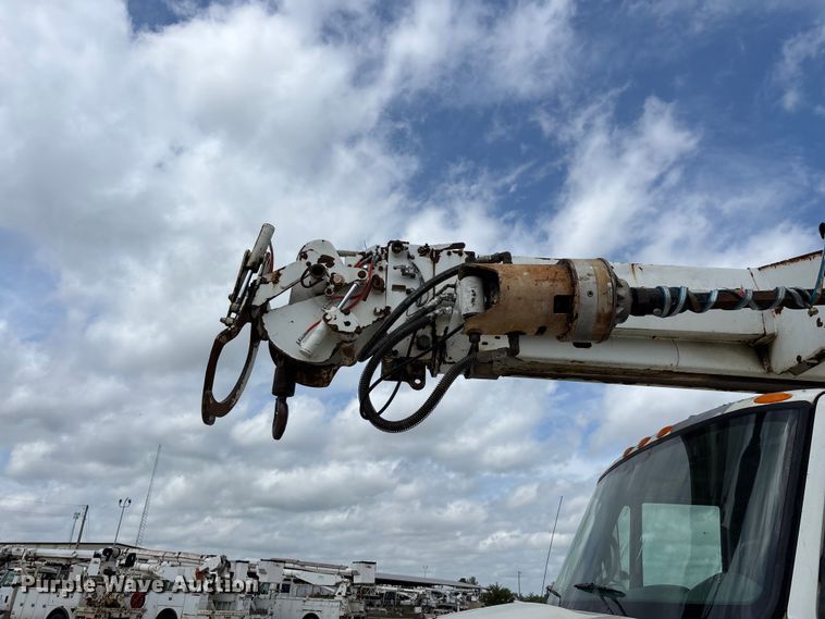 image for item FG0247 2003 International 7400 digger derrick truck