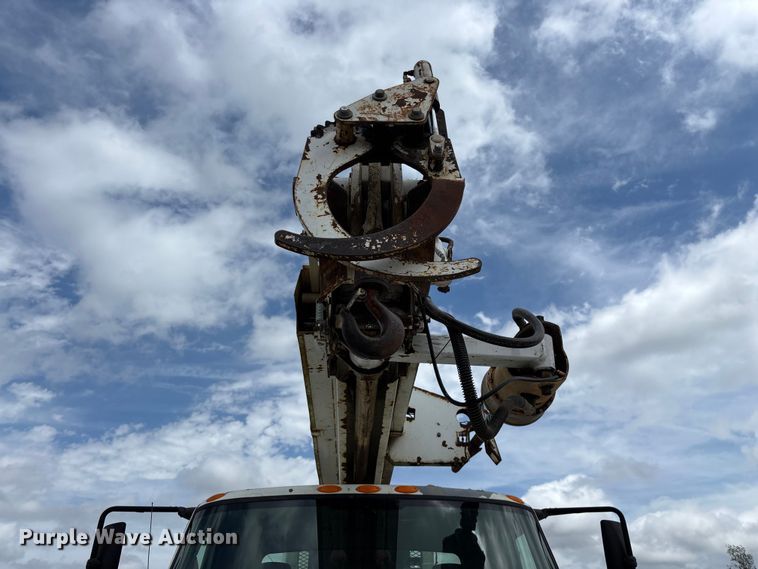 image for item FG0247 2003 International 7400 digger derrick truck