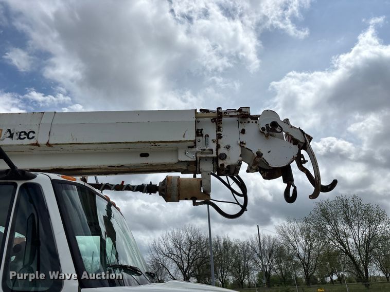 image for item FG0247 2003 International 7400 digger derrick truck