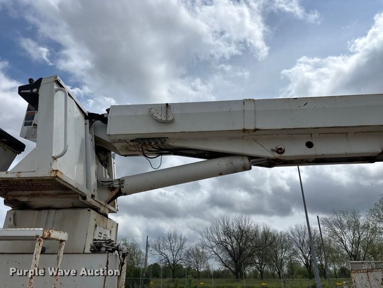 image for item FG0247 2003 International 7400 digger derrick truck