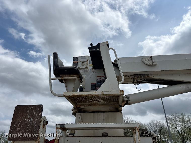 image for item FG0247 2003 International 7400 digger derrick truck