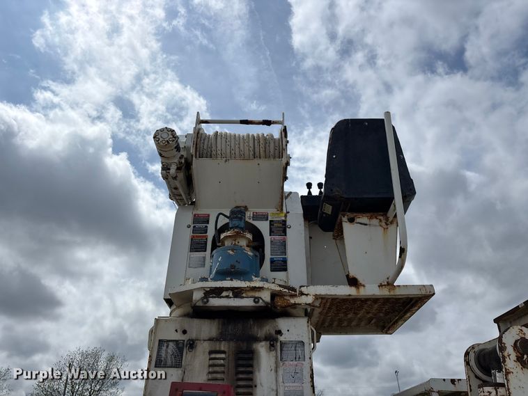 image for item FG0247 2003 International 7400 digger derrick truck