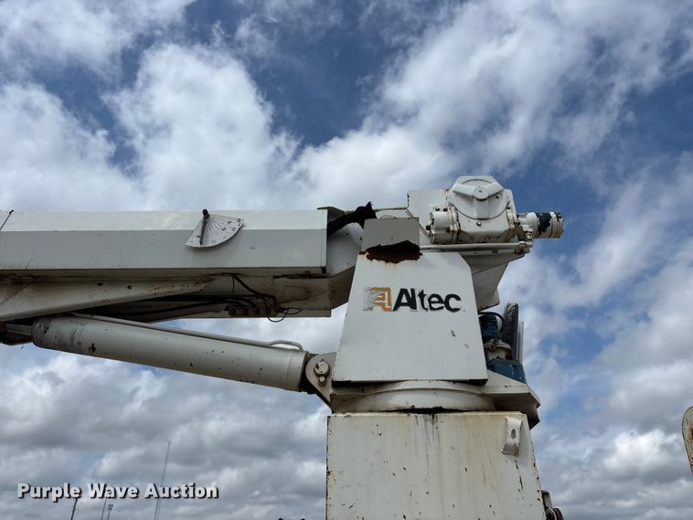 image for item FG0247 2003 International 7400 digger derrick truck