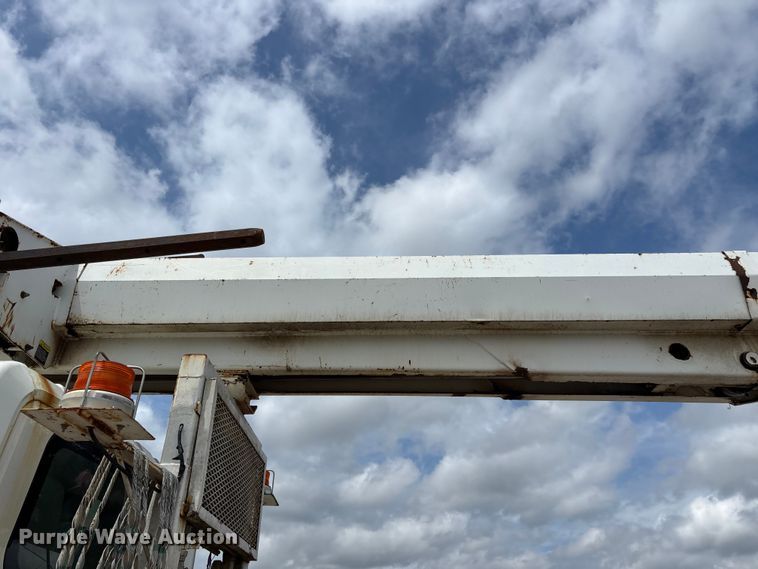 image for item FG0247 2003 International 7400 digger derrick truck