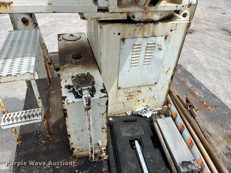 image for item FG0247 2003 International 7400 digger derrick truck