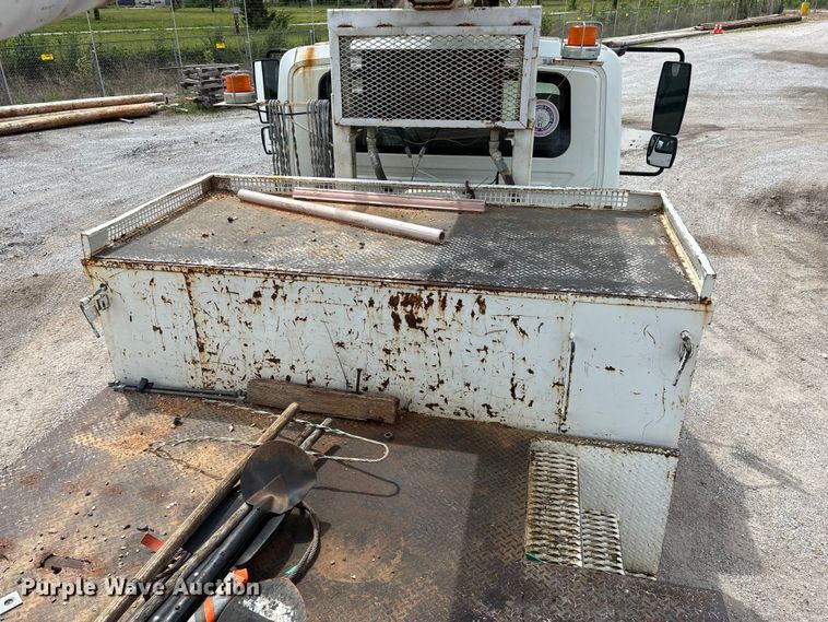 image for item FG0247 2003 International 7400 digger derrick truck