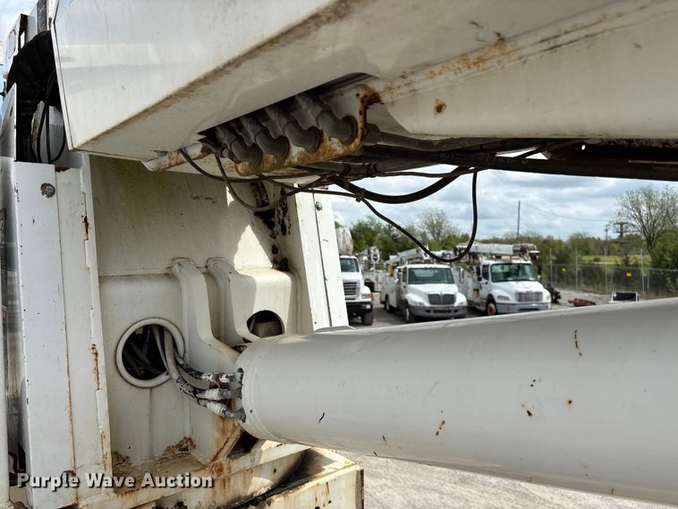 image for item FG0247 2003 International 7400 digger derrick truck