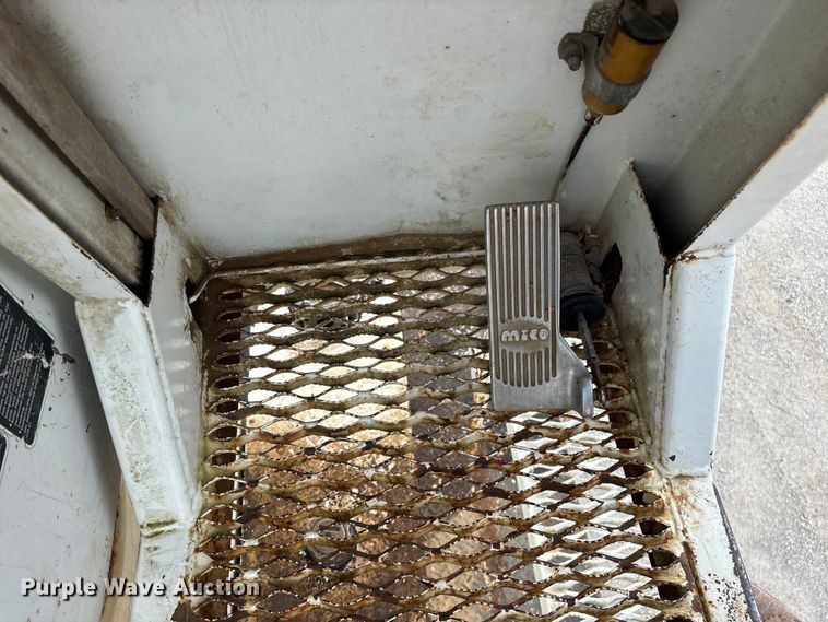 image for item FG0247 2003 International 7400 digger derrick truck