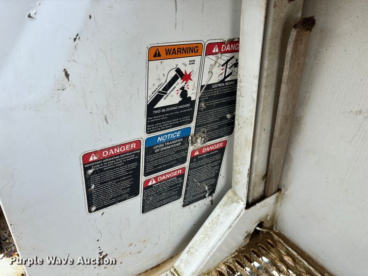 image for item FG0247 2003 International 7400 digger derrick truck