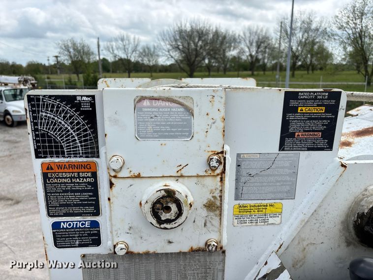 image for item FG0247 2003 International 7400 digger derrick truck