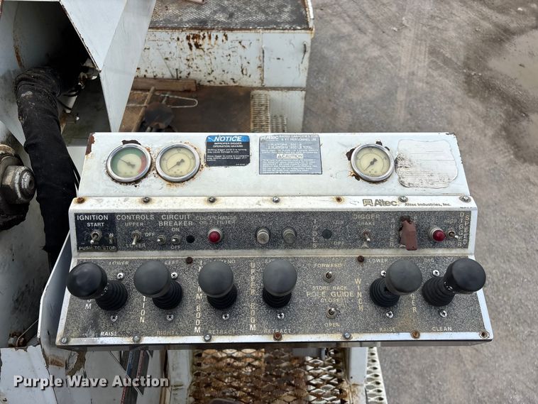 image for item FG0247 2003 International 7400 digger derrick truck