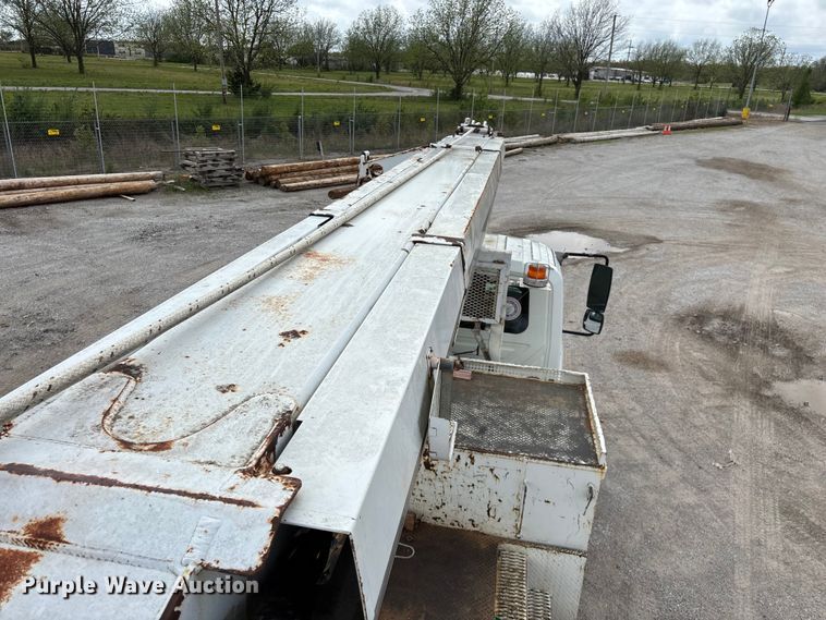 image for item FG0247 2003 International 7400 digger derrick truck