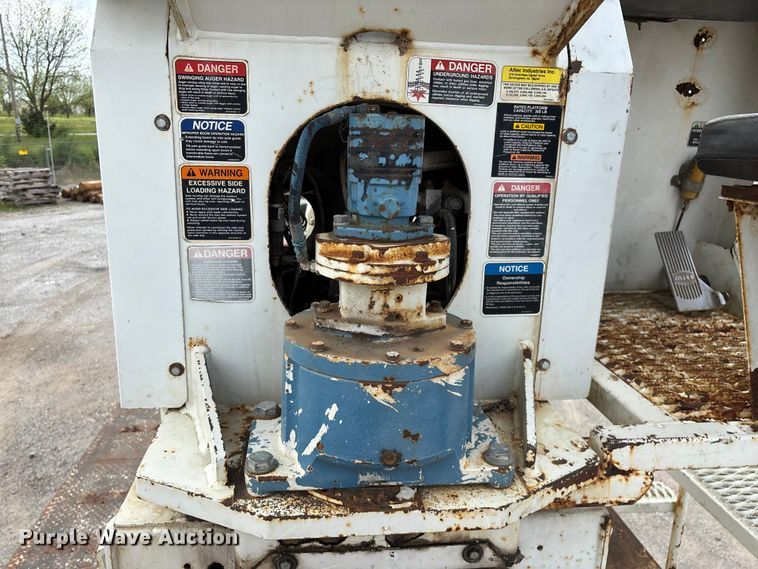 image for item FG0247 2003 International 7400 digger derrick truck