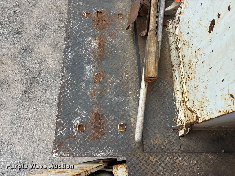 image for item FG0247 2003 International 7400 digger derrick truck