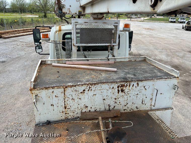 image for item FG0247 2003 International 7400 digger derrick truck