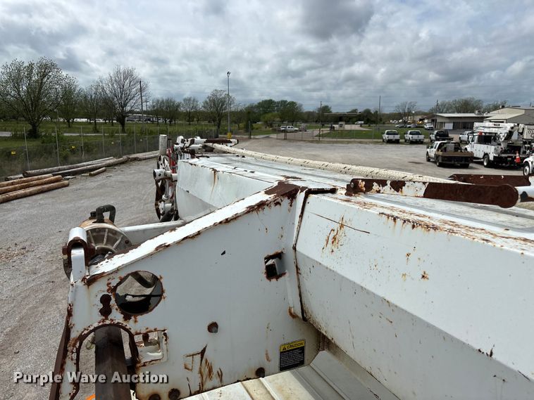 image for item FG0247 2003 International 7400 digger derrick truck