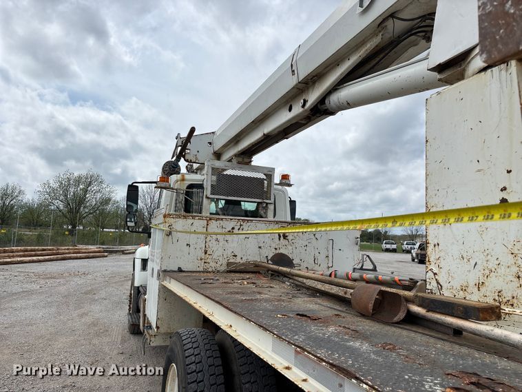 image for item FG0247 2003 International 7400 digger derrick truck