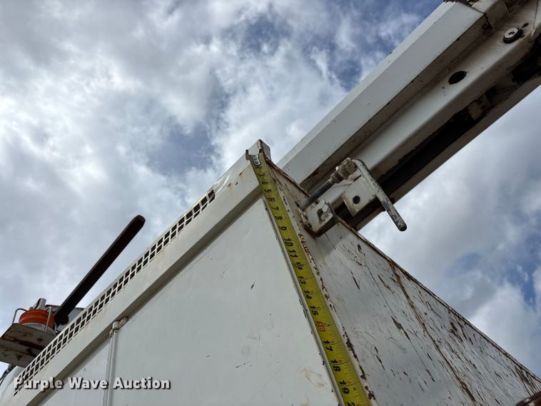 image for item FG0247 2003 International 7400 digger derrick truck