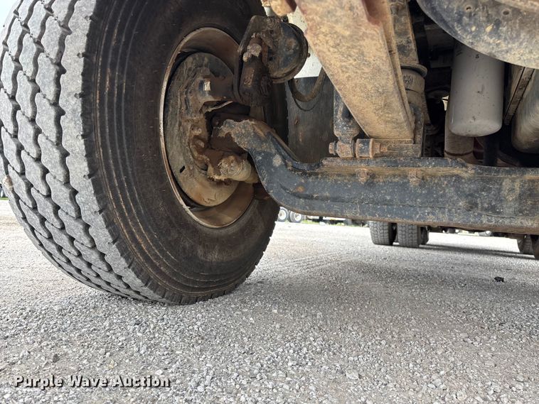 image for item FG0247 2003 International 7400 digger derrick truck