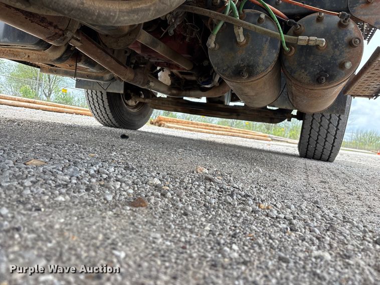 image for item FG0247 2003 International 7400 digger derrick truck